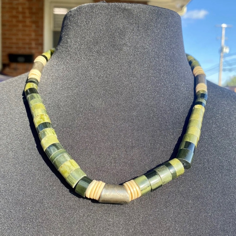 💕SANTO DOMINGO KEWA PUEBLO SERPENTINE/SHELL NECKLACE W/ STERLING STAMPED BEADS